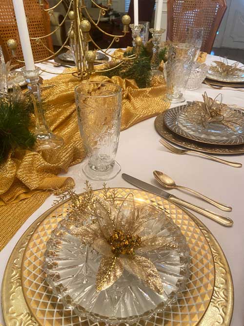 4 Ingredients that will help you create golden memories for your family & guests and an easy, beautiful Gold Christmas tablescape