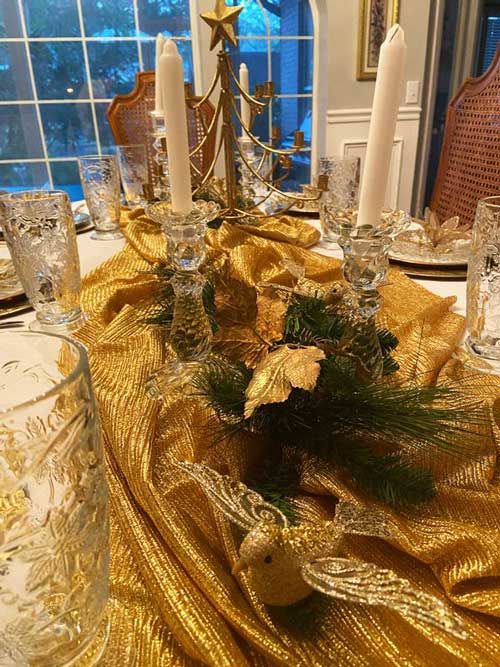 4 Ingredients that will help you create golden memories for your family & guests and an easy, beautiful Gold Christmas tablescape