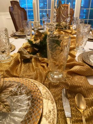 4 Ingredients that will help you create golden memories for your family & guests and an easy, beautiful Gold Christmas tablescape