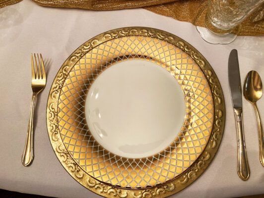 4 Ingredients that will help you create golden memories for your family & guests and an easy, beautiful Gold Christmas tablescape