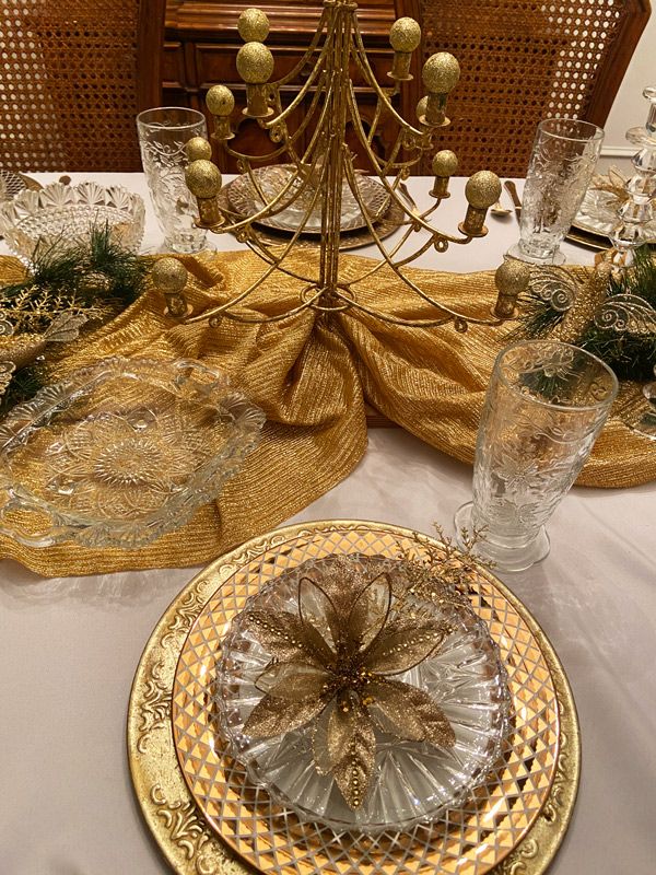 4 Ingredients that will help you create golden memories for your family & guests and an easy, beautiful Gold Christmas tablescape