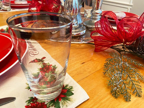 Tablescape for Christmas, tablescape for Christmas, Red Christmas Table Setting for 4, ideas for a Christmas table setting, Christmas setting table ideas, dining table decoration ideas for Christmas, 
